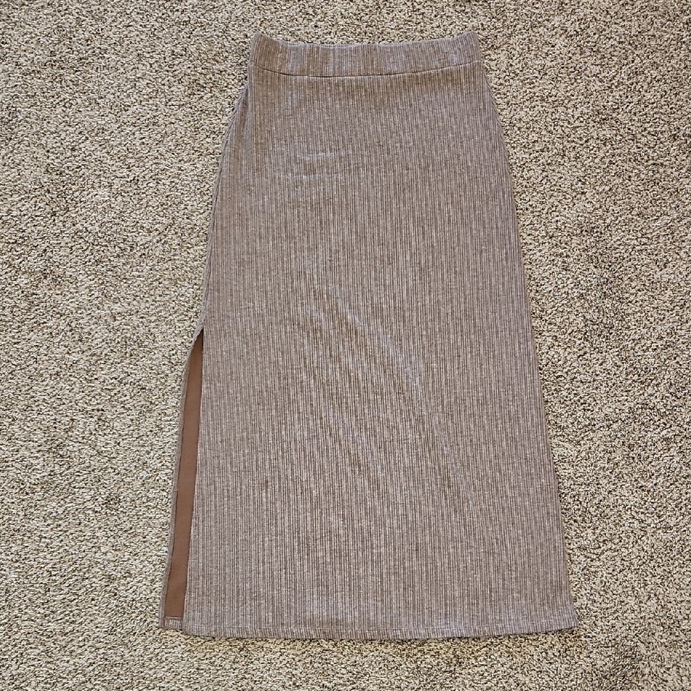 HALARA Taupe Ribbed Midi Skirt with Side Slit